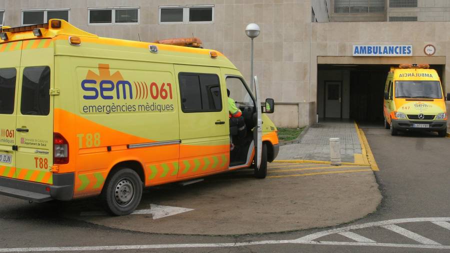 Imatge d'arxiu de dues ambulàncies a la porta de l'Hospital Joan XXIII de Tarragona. Foto: DT
