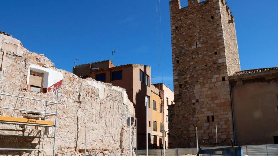 Imagen de la reconstrucción del portal de Sant Francessc y de la segunda torre. ACN