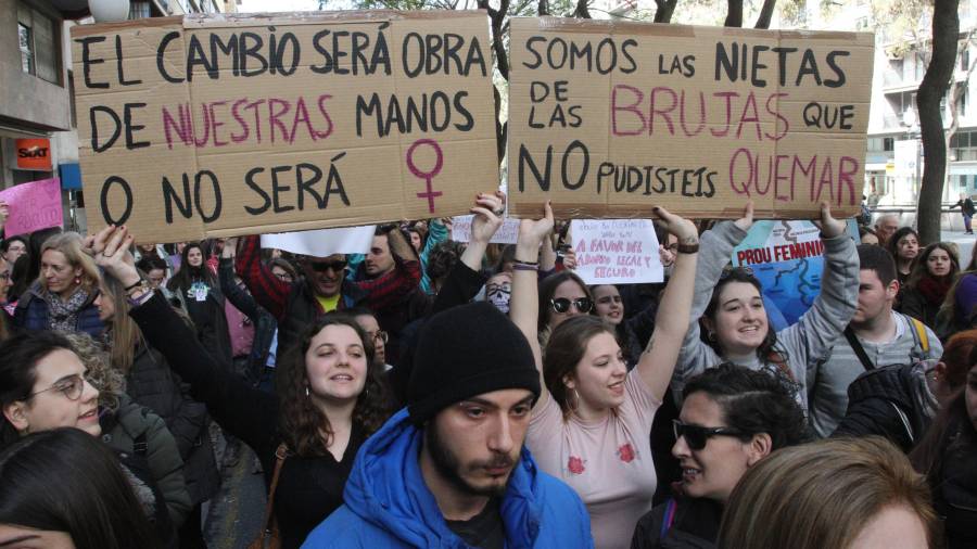 Pancartas originales para reclamar igualdad entre hombres y mujeres. FOTO: Lluís Milián