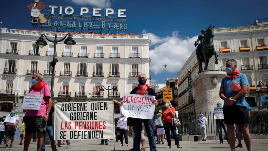 Manifestación en Madrid el 3 de junio en defensa de «una sanidad pública digna, unas residen-cias de mayo-res dignas y unas pensio-nes públicas dignas».FOTO: EFE
