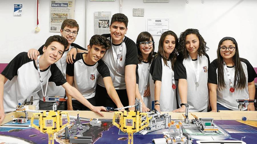 Foto de grupo de los jóvenes que forman pate del equipo Lego Master. Foto: Alba Mariné