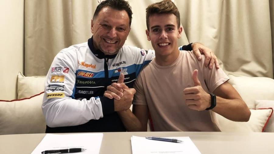 Fausto Gresini y Jeremy Alcoba, cuando firmaron el contrato de su fichaje a finales de 2019. FOTO: Gresini Racing