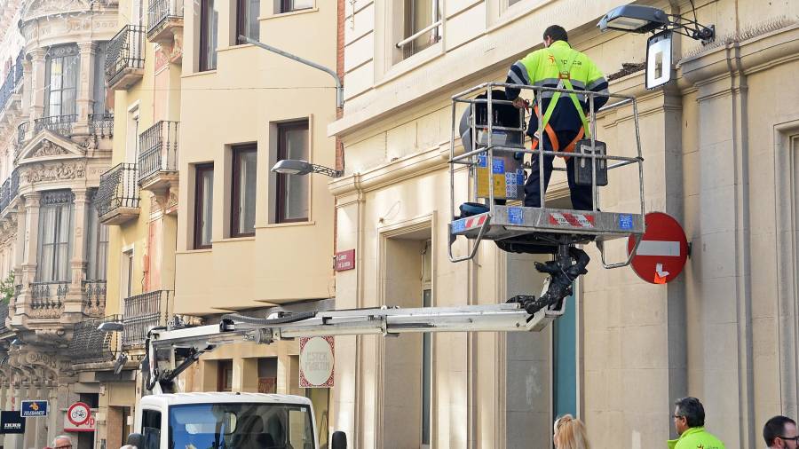 Los operarios ya han finalizado el cambio del alumbrado de la calle Llovera. FOTO: Alfredo González