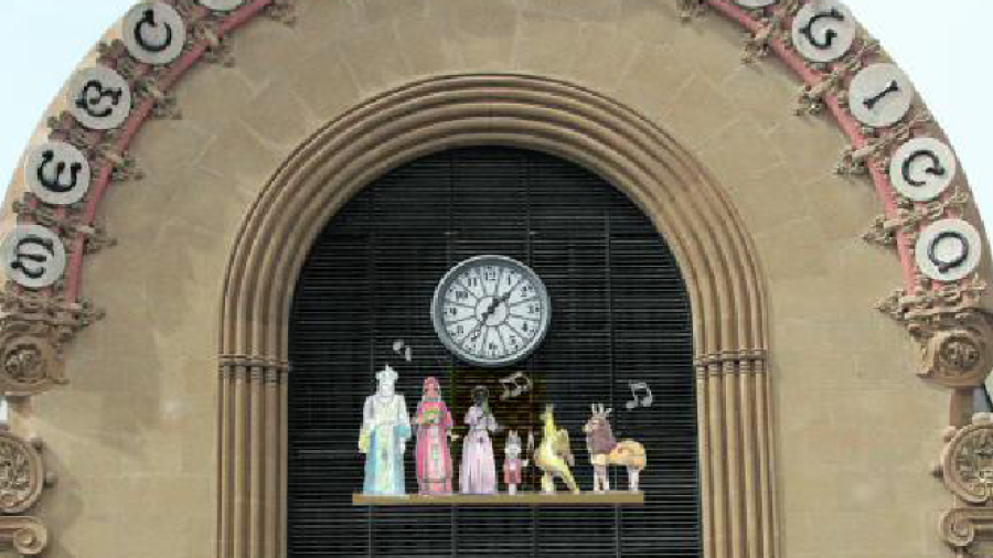 Fotomontaje del reloj de la fachada del mercado, con los elementos del Seguici Popular.