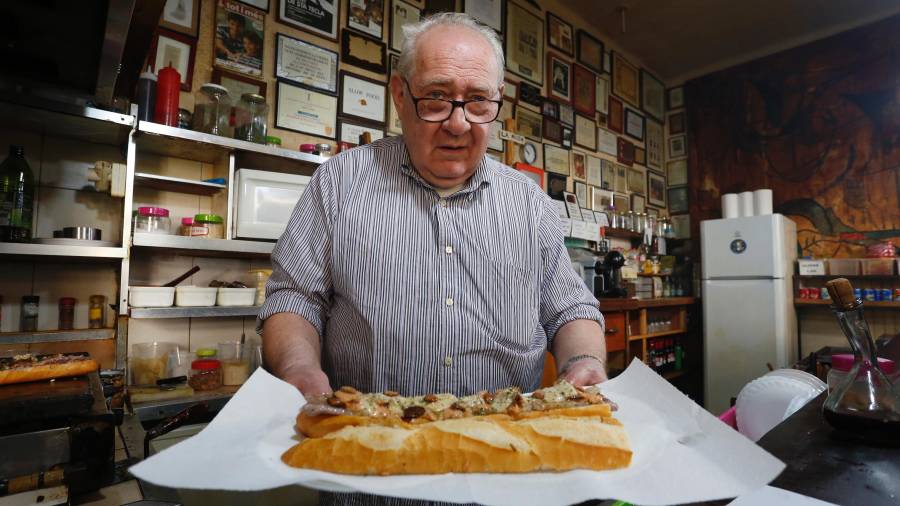 Los bocadillos que ‘esculpe’ Eduard Boada son a gusto del consumidor. El ‘tascaman’ tiene su secreto culinario: unas salsas especiales. FOTO: Pere Ferré