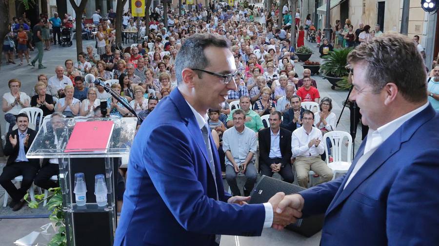 El alcalde de Constantí, Óscar Sánchez, saluda al pregonero, Jordi LP. Foto: Lluís Milián
