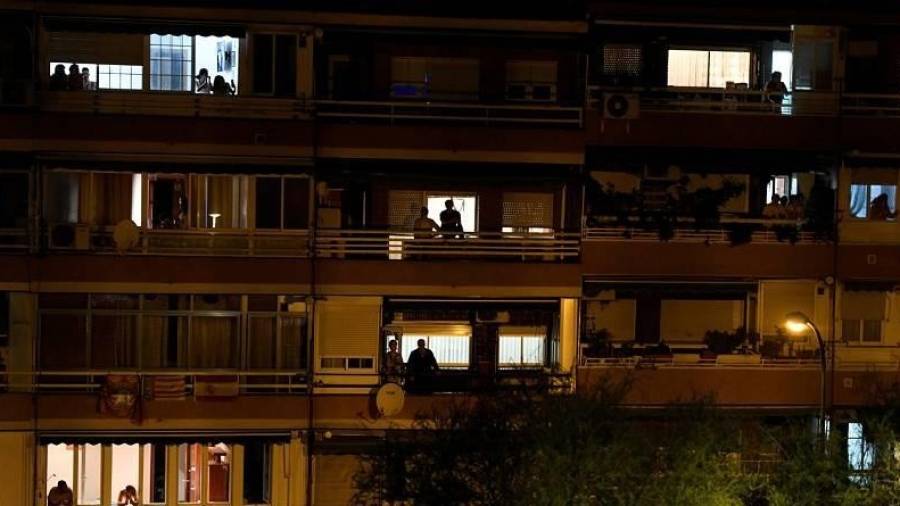 Imagen de archivo de gente en el balcón.