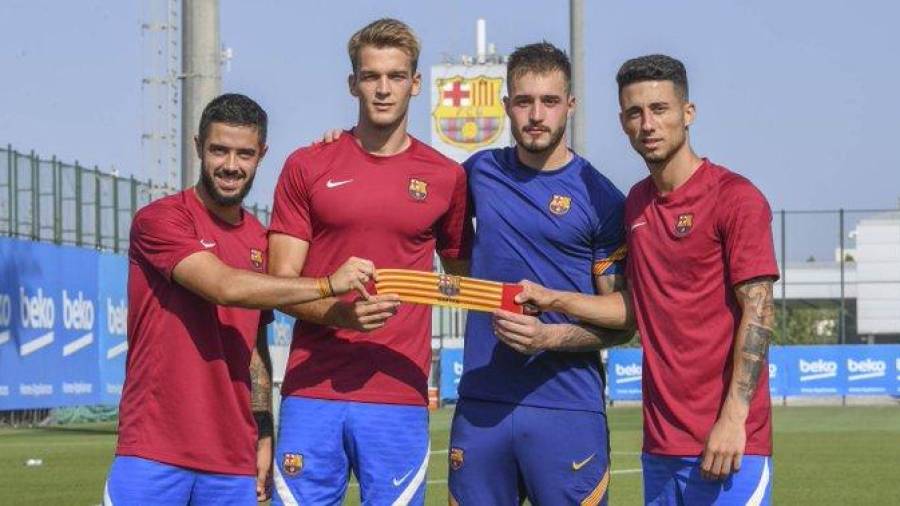 Guillem Jaime, derecha de la imagen, posa con los otros tres capitanes. Foto: FC Barcelona