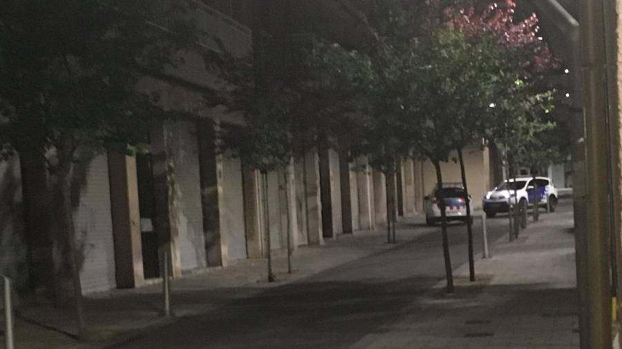Imatge de nit del carrer Paborde de Valls, una de les zones on s’investiguen ocupacions per part d’un grup de joves delinqüents. FOTO: ACN