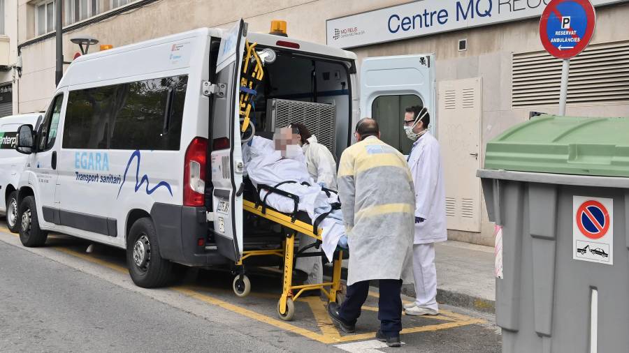 Este lunes se trasladaron los pacientes de la unidad sociosanitaria del Hospital Sant Joan de Reus al CMQ. FOTO: Alfredo González