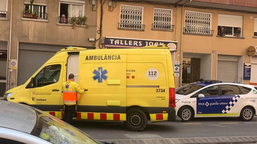 Imagen de archivo d euna ambulancia del SEM y un coche de la Guàrdia Urbana de Reus. FOTO: DT