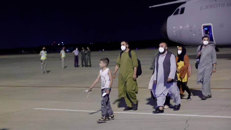 Imagen de los primeros evacuados de Kabul a su llegada a Madrid. EFE