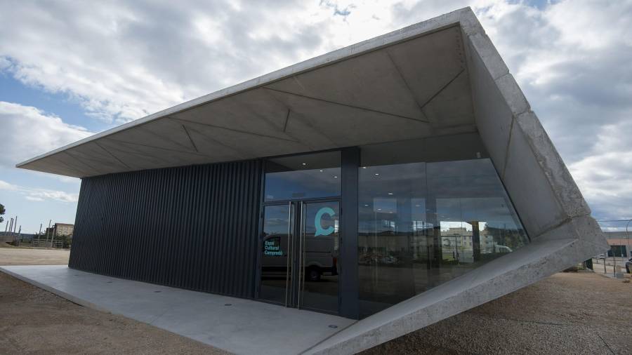 El nou edifici cultural ‘La C’ de Campredó té un aforament per a 400 persones i podrà acollir actes molt diversos. FOTO: JOAN REVILLAS