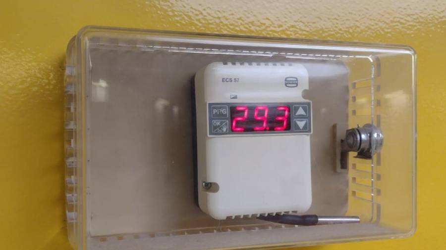 El termostato de la sala de espera de esta zona del edificio marcaba ayer al mediodía 29,3 grados. FOTO: DT