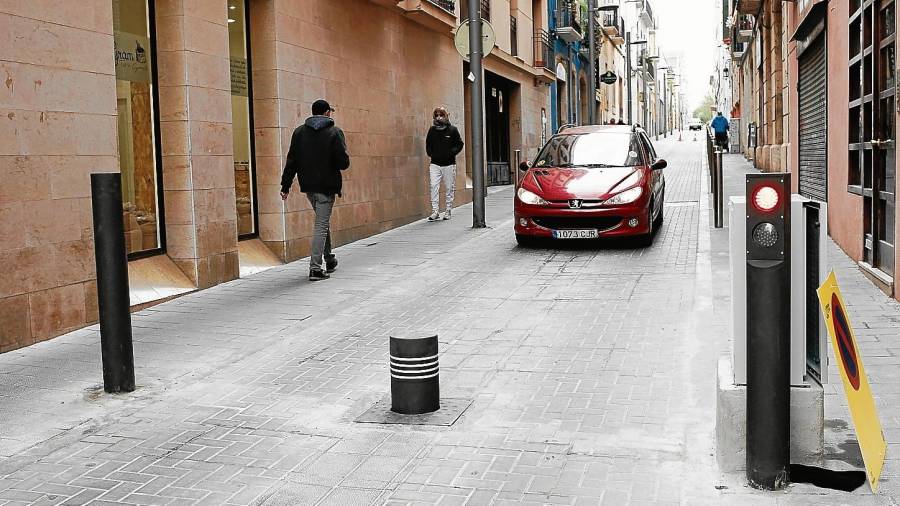 Para salir de la calle, dirección calle Unió, la pilona detecta la presión de las ruedas del vehículo y baja de manera automática. FOTO: fabián acidres