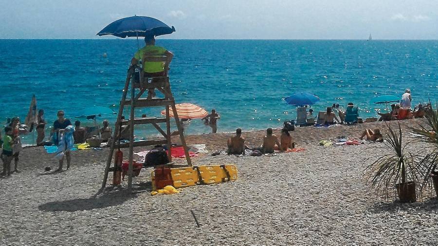 La playa de Les Cases d’Alcanar volvía a llenarse de bañistas ayer al mediodía, así como las terrazas situadas frente al mar. Foto: j. joaquim buj