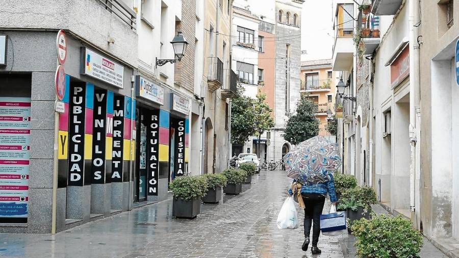 Aspecto actual de la calle Sant Plàcid, en el Barri Antic, donde se puede apreciar el hundimiento del pavimento. FOTO: ALBA MARINÉ