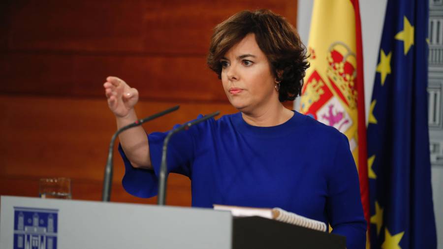 La vicepresidenta del Gobierno, Soraya Sáenz de Santamaría,durante su comparecencia ante los medios hoy en el Palacio de La Moncloa. EFE