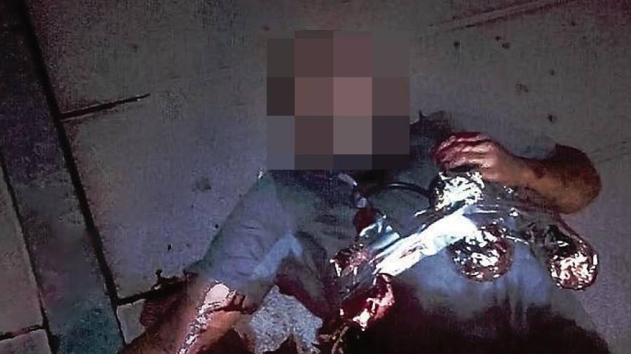 Un yihadista abatido en Cambrils. Todos ello llevaban un cinturón de explosivos simulado. FOTO: DT