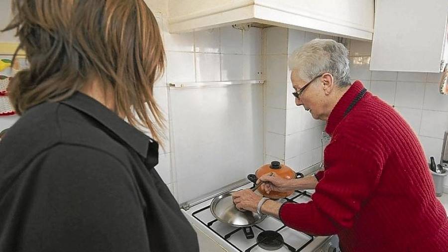 La iniciativa té cura de persones grans que viuen soles. FOTO: J. Revillas