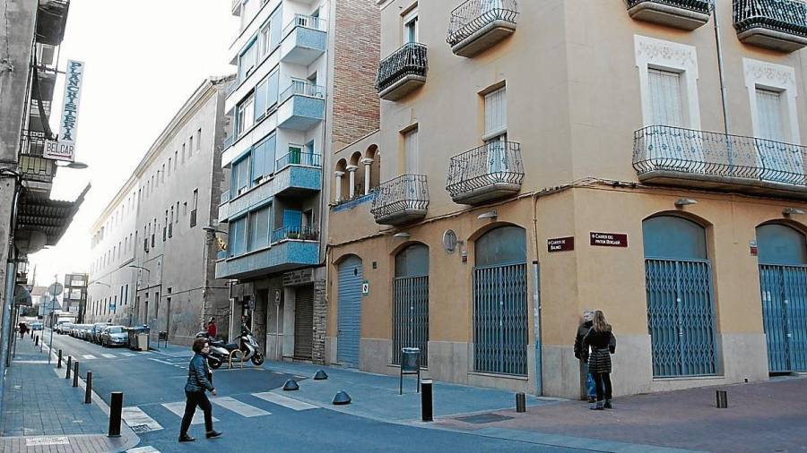 La Guàrdia Urbana precintó el local, que se encontraba en la calle Balmes, después de la intervención de los Mossos d’Esquadra. FOTO: Pere Ferré/DT