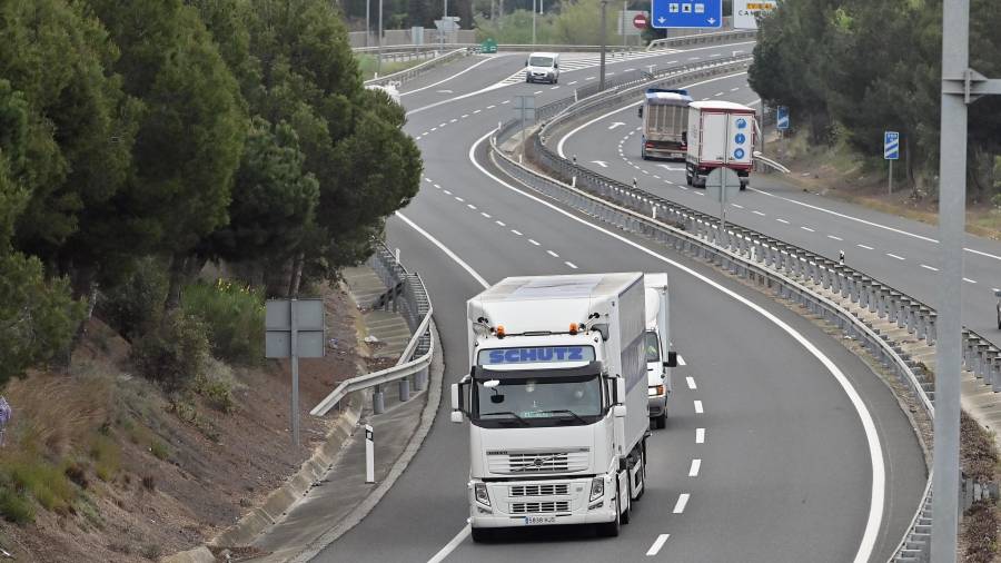 Un par de camiones circulando ayer por la T-11 en Reus. Alfredo González