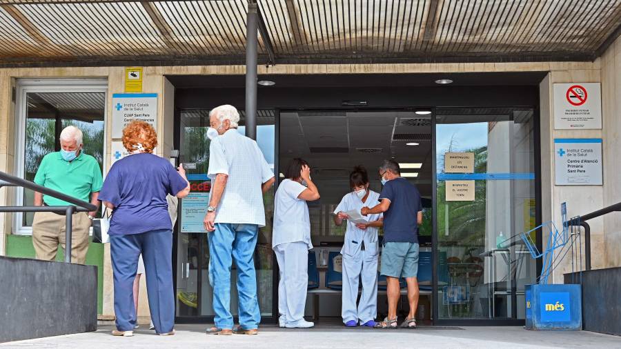 Enfermeras atendiendo, ayer por la mañana, a algunos pacientes en las puertas del CUAP. FOTO: A. GONZÁLEZ