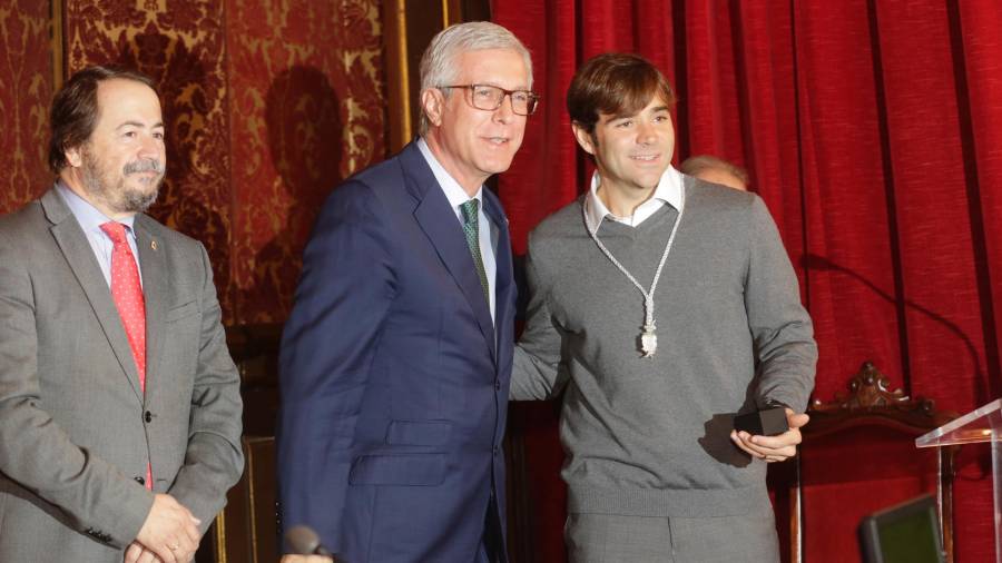 Momento de la toma de posesión de Dídac Nadal, junto al alcalde, Josep Féliz Ballesteros. Foto: Lluís Milián