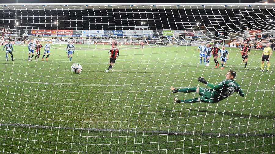 Vítor Silva anota el segundo gol del Reus, de penalti. Foto: Alfredo González