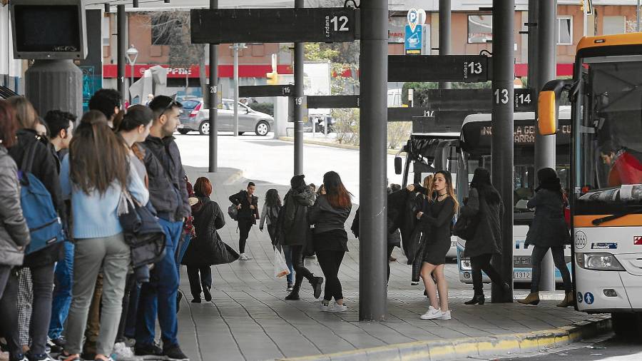 Imagen de archivo de un grupo de jóvenes esperando el autobús en la estación de Tarragona. Foto: Pere Ferré / DT