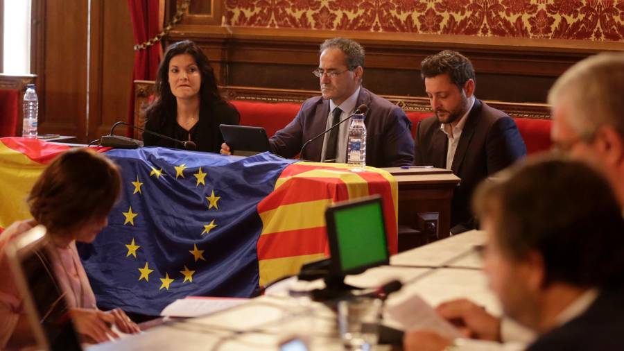 Els escons de Ciutadans amb la bandera espanyola, l'europea i la senyera. Foto: C.P