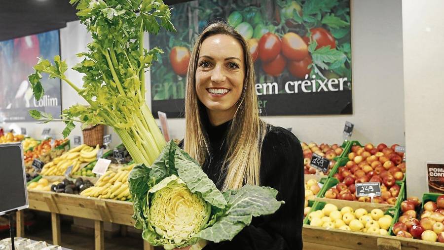 Cristina Filgueiras en un establecimiento de frutas y verduras. Foto: Pere Ferré