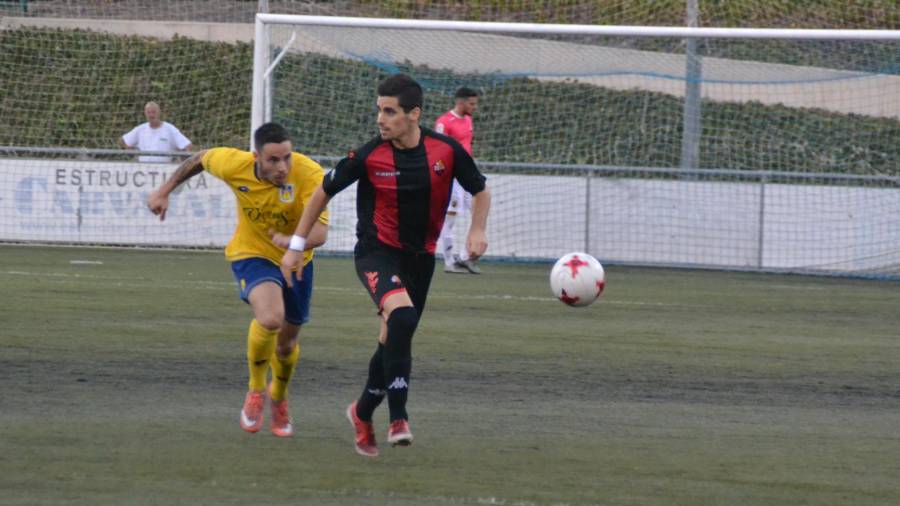 Jordi Oribe conduce el balón bajo la presión de un futbolista del Castelldefels. Foto: CF Reus Deportiu