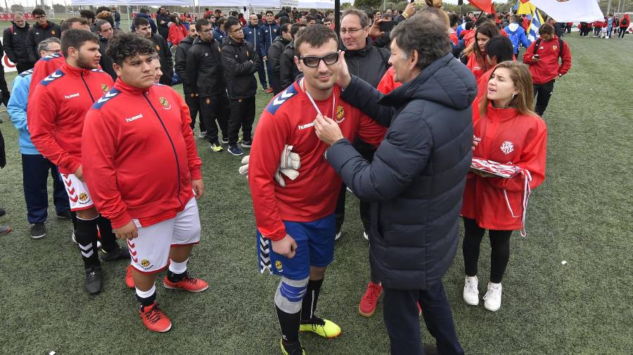 Josep Maria Andreu saluda a un jugador del Nàstic Genuine.