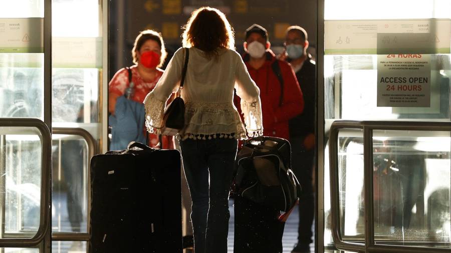 Gente llegando al Aeropuerto de Barajas. FOTO: EFE