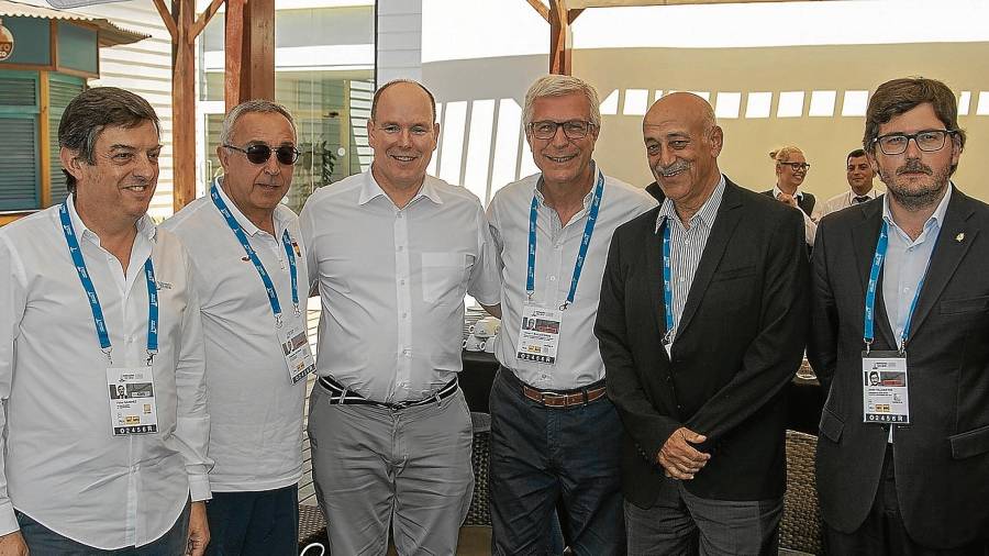Alberto de Mónaco, en el centro, ayer tras la reunión con los responsables de los Juegos. FOTO: Tarragona 2018