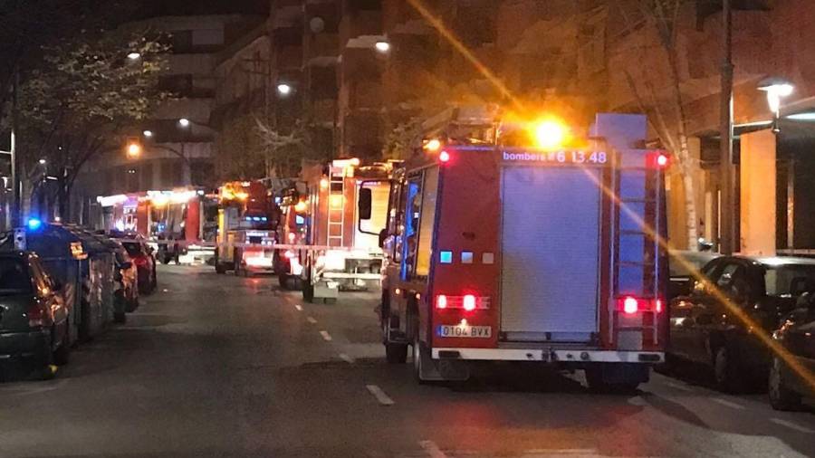 Una persona intoxicada por un incendio en Sant Pere i Sant Pau