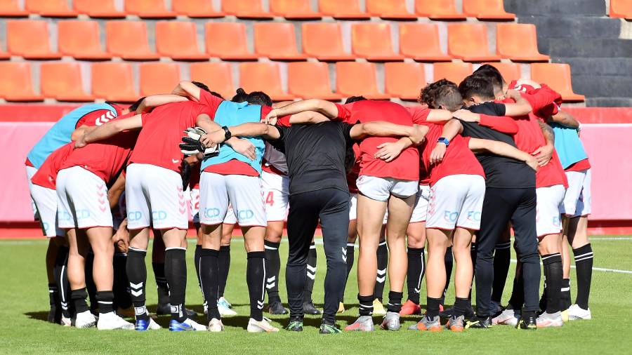 La piña delos jugadores y el cuerpo técnico del Nàstic después de la victoria grana ante el Olot. FOTO: Alfredo González