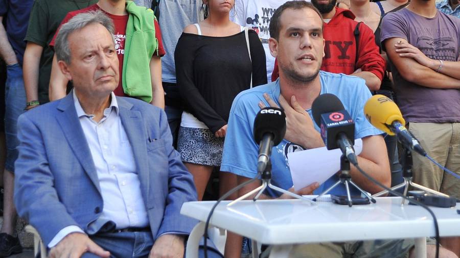 R.Aragonès (derecha), acompañado por su abogado, este jueves durante su rueda de prensa. Foto: A.González