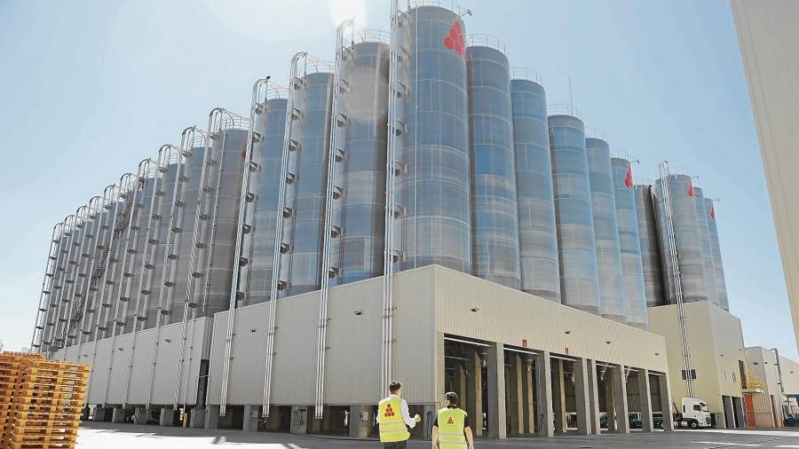 Zona de silos de almacenaje y muelles de carga y descarga de camiones en las instalaciones de Katoen Natie en el polígono Entrevies, en La Canonja. Foto: Alba Mariné