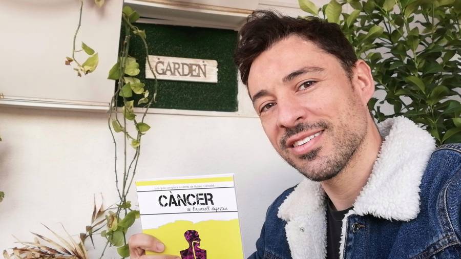 Rubén Carcellé, con un ejemplar del libro que ha escrito tras operarle de cáncer de colon en agosto. FOTO: CEDIDA