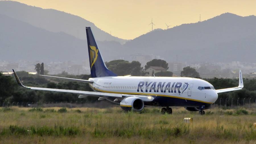 Imagen de un avión de Ryanair, en la pista del Aeropuerto de Reus. Foto: DT