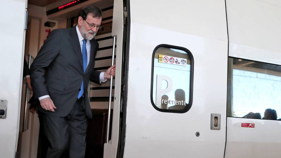 Mariano Rajoy, bajando del AVE que ha inaugurado esta mañana. FOTO: EFE