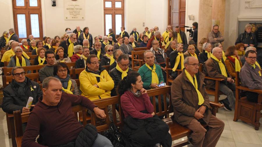 El grupo ‘Avis i Àvies per la Llibertat’, en un pleno del Ayuntamiento de Reus. Foto: Alfredo González