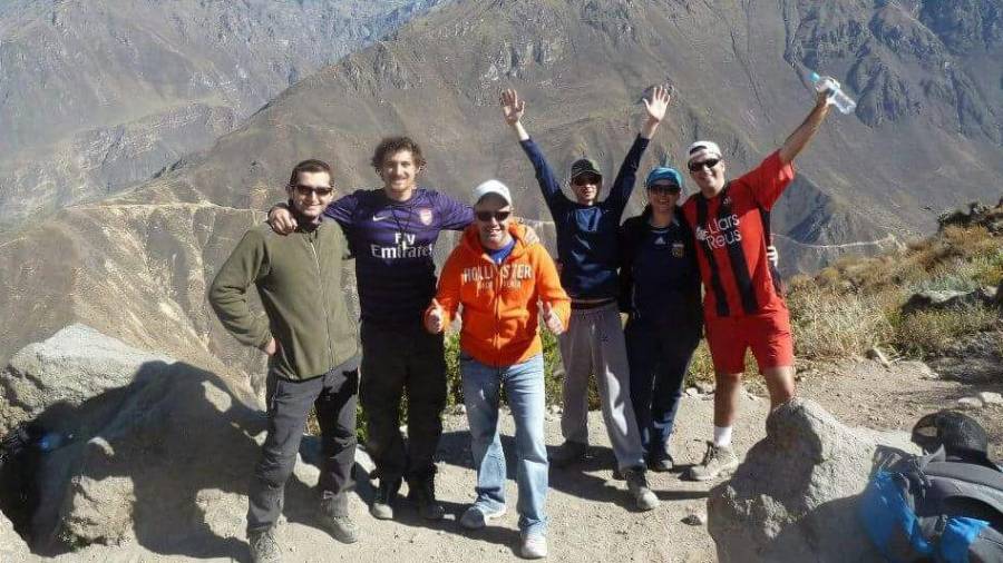 Vilella, a la derecha con una camiseta del Reus, en un viaje a Perú. Foto: Cedida