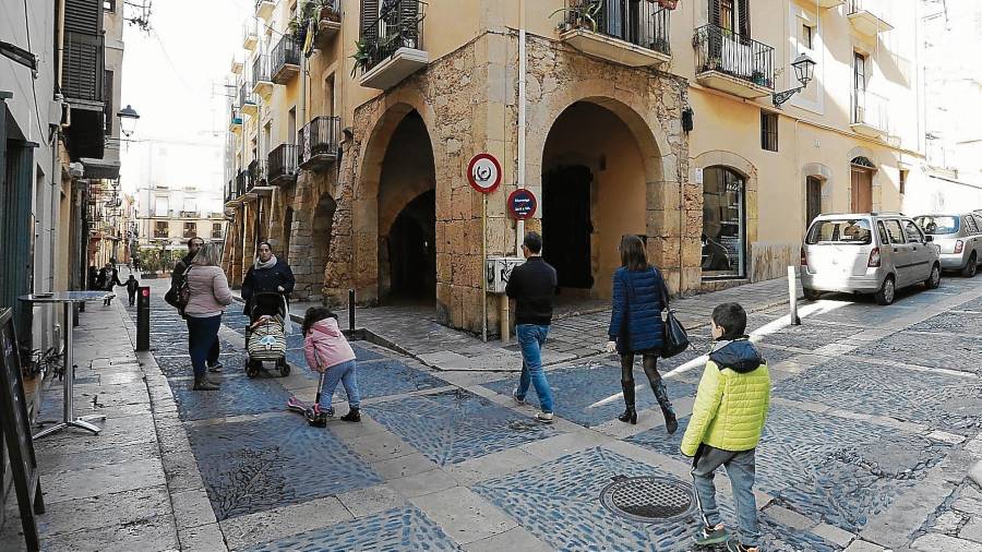 Los vehículos acceden a la Part Alta por el Portal de Sant Antoni y se distribuyen por los ejes secundarios como la calle Pare Iglesias. FOTO: Pere Ferré