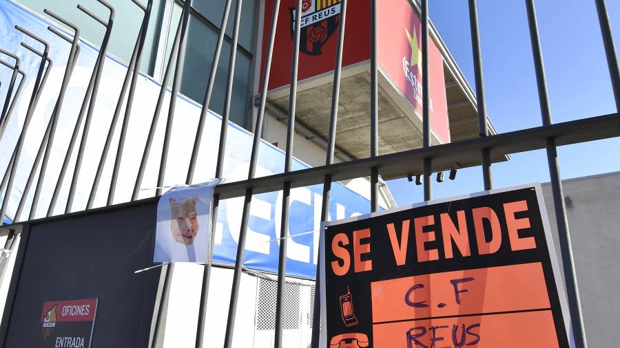 El Estadi Municipal de Reus, con carteles de «se vende» en referencia a la SAD rojinegra. FOTO: ALFREDO GONZÁLEZ