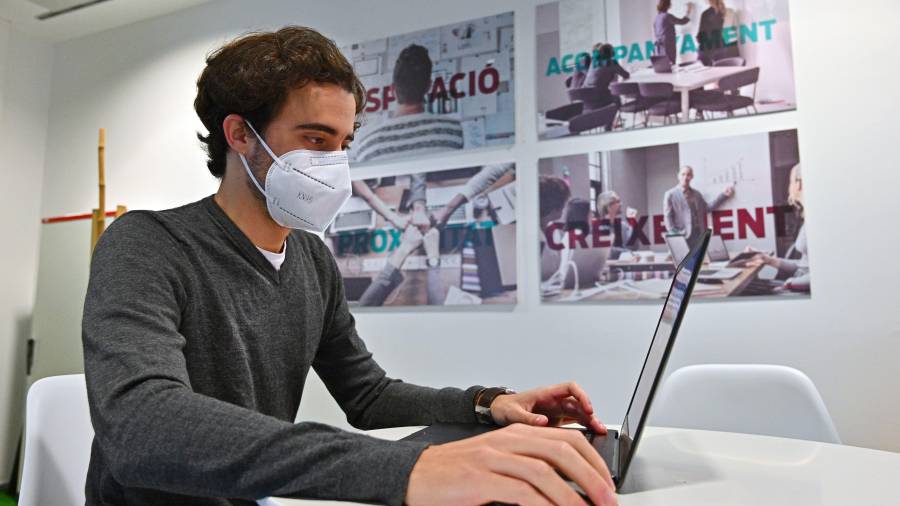 Marc Ramos, uno de los emprendedores en las instalaciones de la Incubadora TIC Sensor. FOTO: A. GONZÁLEZ