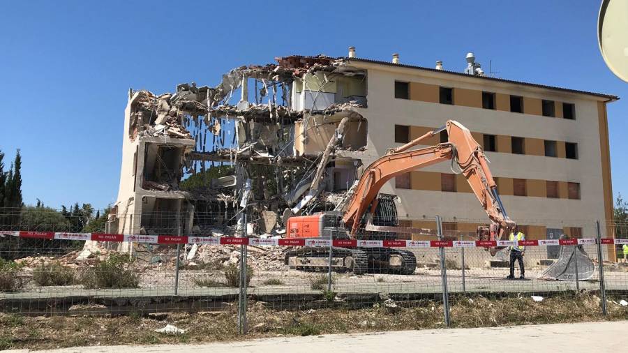 La demolición de la antigua residencia Montemar empezó este miércoles. FOTO: David Asencio