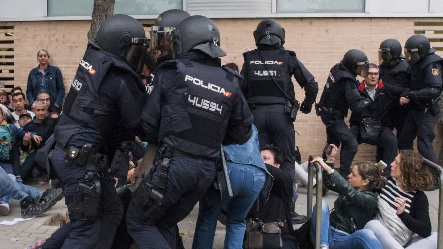 La Policía Nacional requisó las urnas en el ambulatorio del barrio leridano de Cappont y forcejó a algunos ciudadanos. Foto: EFE